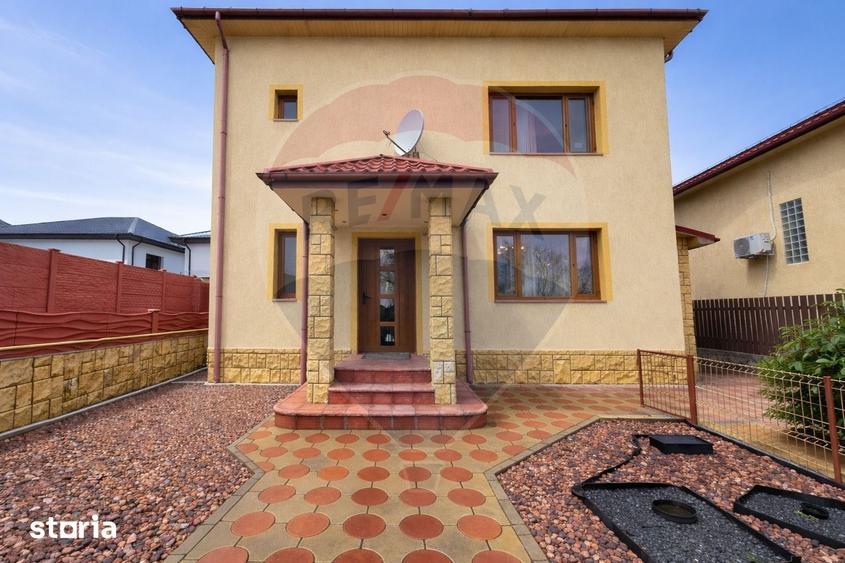 Casă cu 7 camere cu Teren 390 Mp în Lumina