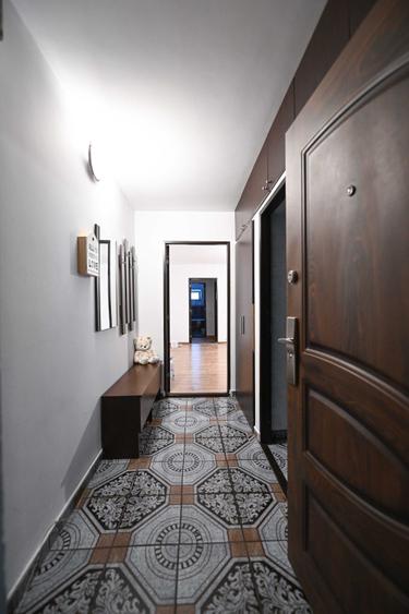 Apartament cu 2 camere semidecomandat în Rovine