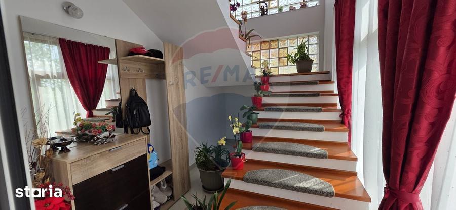 Casă cu 6 camere cu Teren 721 Mp în Crevedia