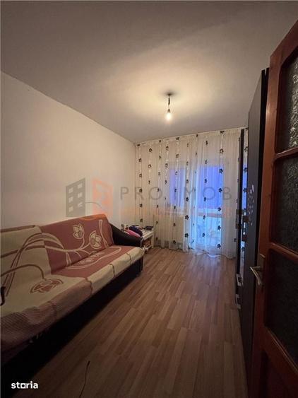 Apartament cu 3 camere decomandat în Lacu