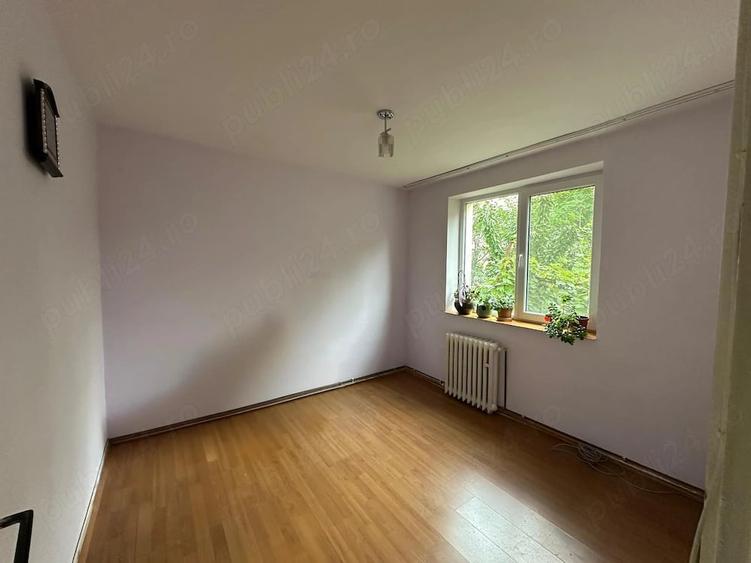 Apartament cu 3 camere semidecomandat în Exterior Vest