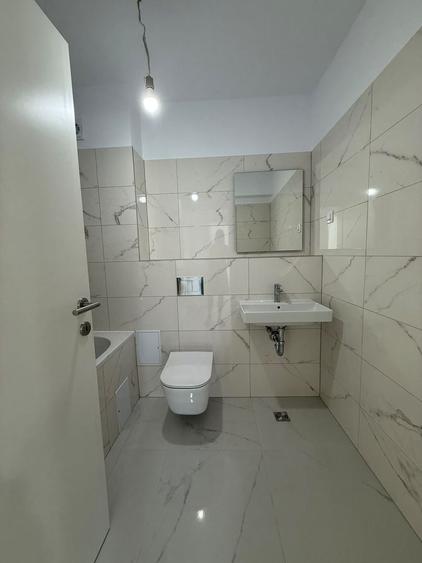 Apartament cu 3 camere decomandat în Tractorul