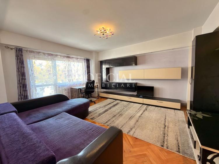 Apartament cu 3 camere decomandat, mobilat în Central