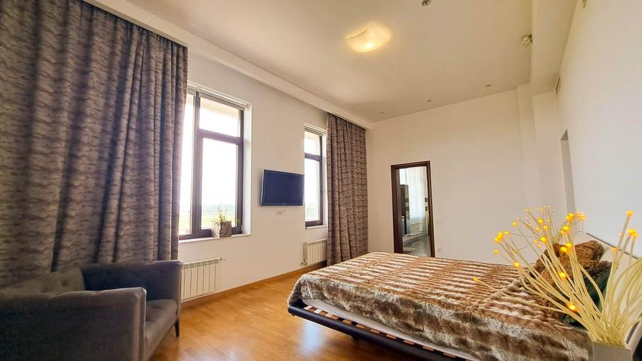 Apartament cu 4 camere semidecomandat, mobilat în Băneasa