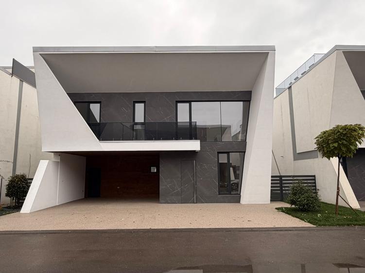 Casă individuală cu 5 camere cu Piscina în Central