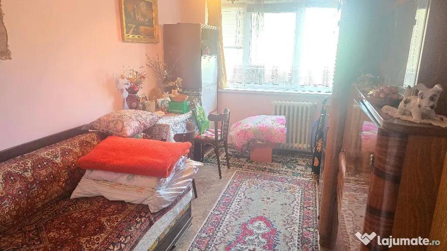 Apartament cu 3 camere decomandat în Piața Centrală