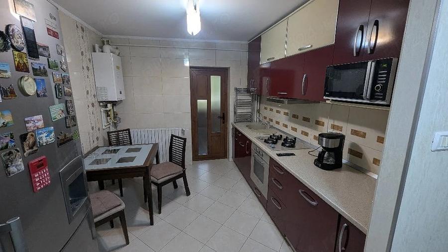 Apartament cu 3 camere decomandat în Poarta 6
