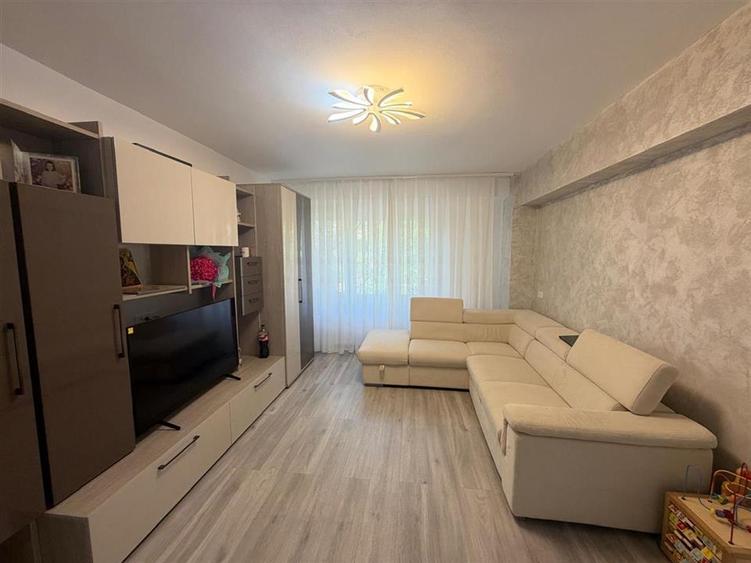 Apartament cu 3 camere decomandat în Valenta