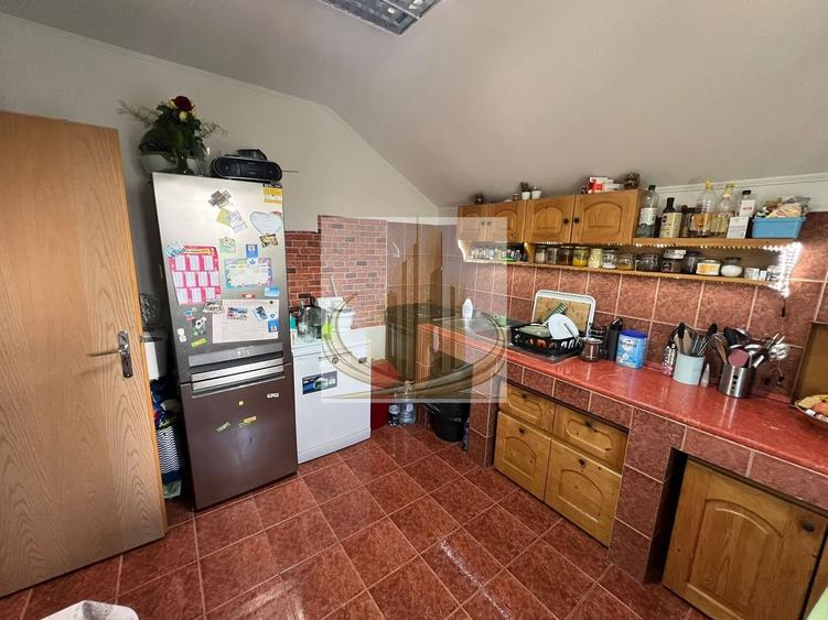 Casă individuală cu 6 camere cu Canalizare în Lipovei