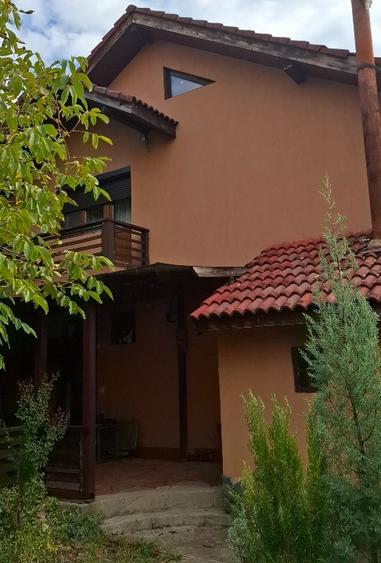 Casă individuală cu 5 camere cu Teren 900 Mp în Central