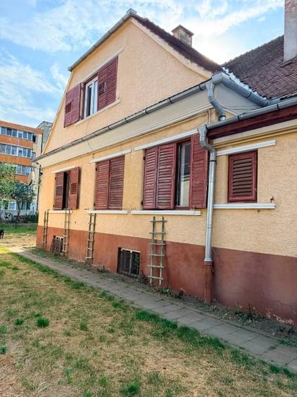 Casă individuală cu 5 camere cu Canalizare în Central