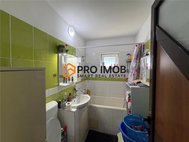 Apartament cu 3 camere semidecomandat, mobilat în Micro 3