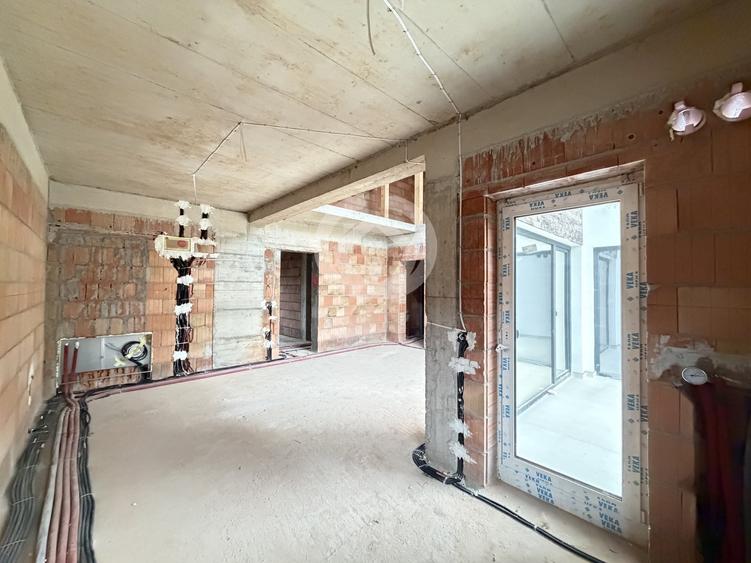 Apartament cu 4 camere decomandat în Cristian