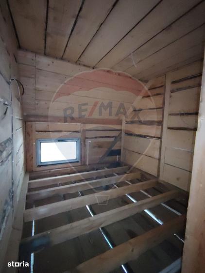 Casă cu 8 camere cu Teren 1000 Mp în Poiana Stampei