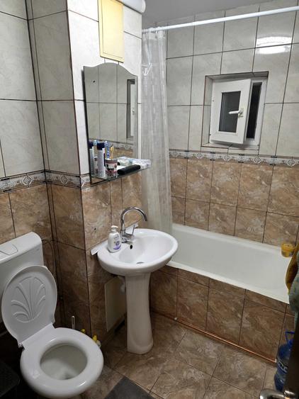 Apartament cu 2 camere semidecomandat în Craiovița Nouă