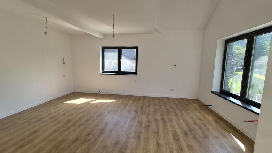 Apartament cu 4 camere decomandat în Zamora