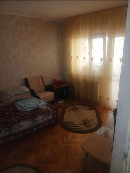 Apartament cu 3 camere decomandat în Drăgășani