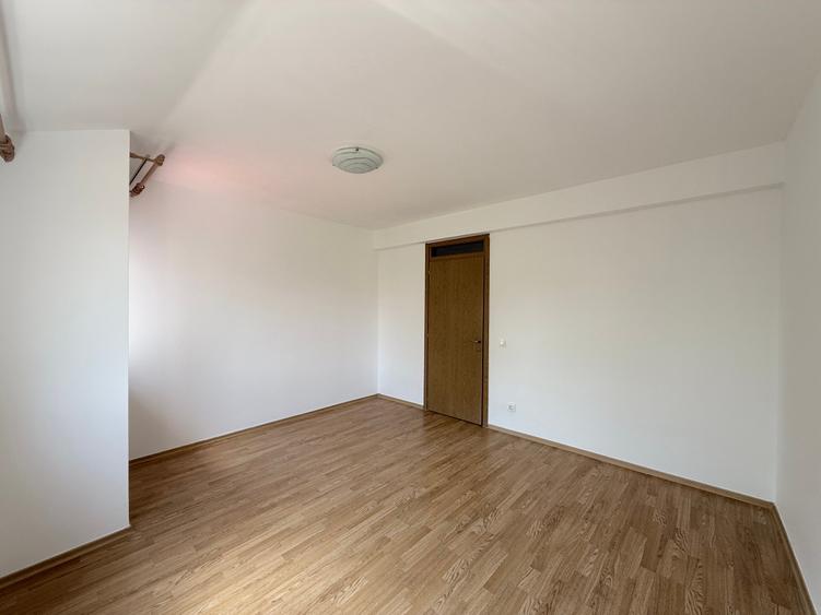 Apartament cu 4 camere decomandat în Lacul Morii