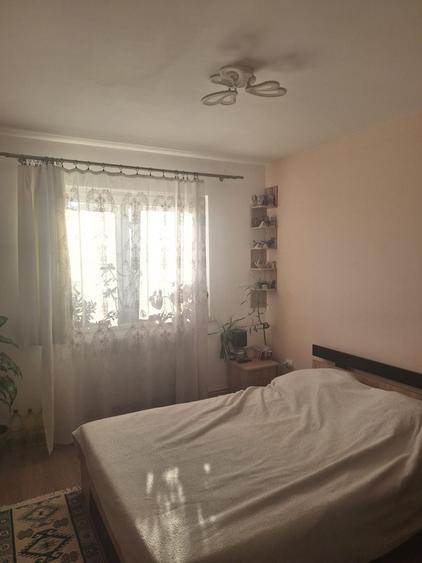 Apartament cu 3 camere semidecomandat, mobilat în Săsar