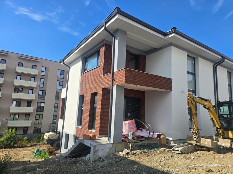 Casă cu 4 camere în Exterior Vest