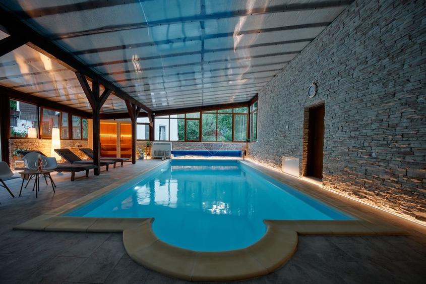 Casă individuală cu 9 camere cu Piscina în Sibiel