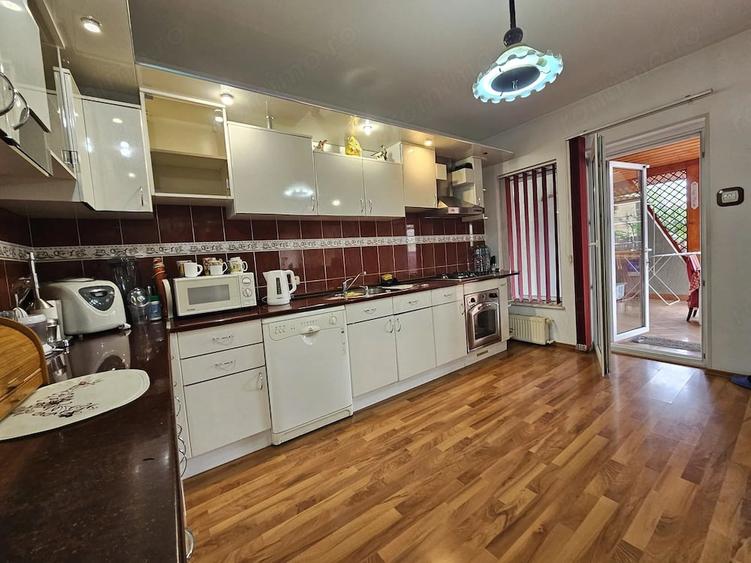 Casă cu Teren 1159 Mp în Zăvoi