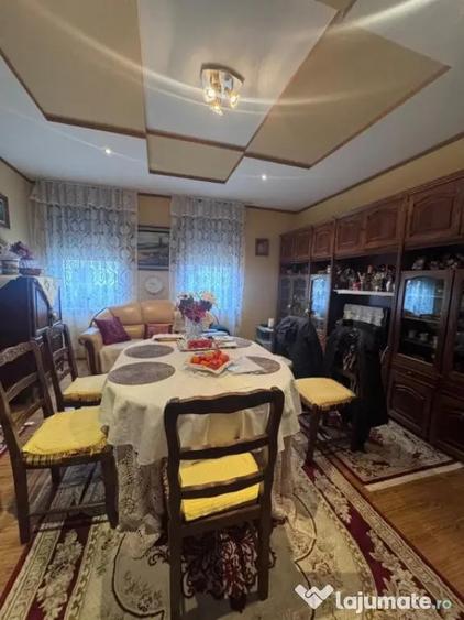 Casă cu 8 camere cu Teren 700 Mp în Rădăuți