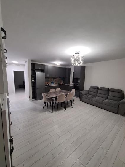Apartament cu 3 camere decomandat în Florești