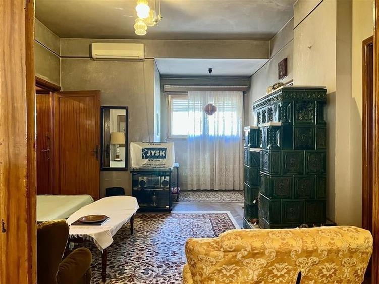 Casă individuală cu 10 camere cu Garaj în Primăverii