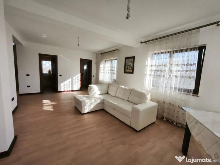 Casă cu 5 camere cu Teren 1792 Mp în Mitocu Dragomirnei