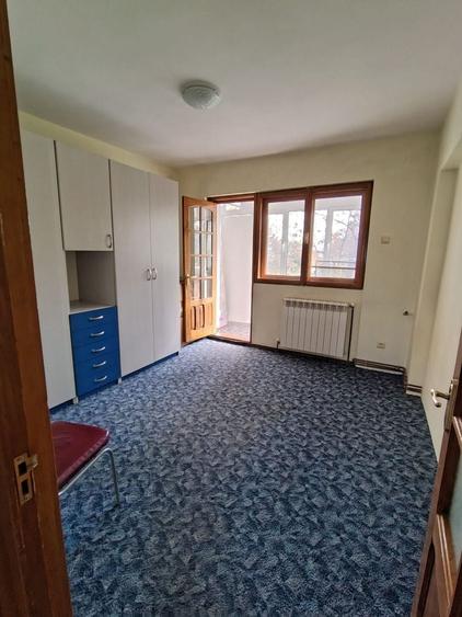 Apartament cu 3 camere semidecomandat, mobilat în Podu Roș