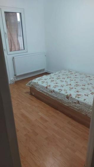 Apartament cu 3 camere semidecomandat în Rahova