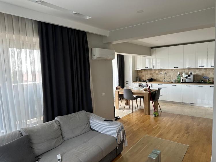 4 camere decomandat  Sisesti, priveliste libera, complex securizat - 2