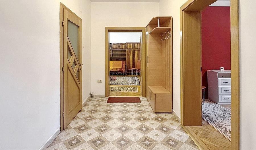 Apartament cu 3 camere semidecomandat, mobilat în Florilor