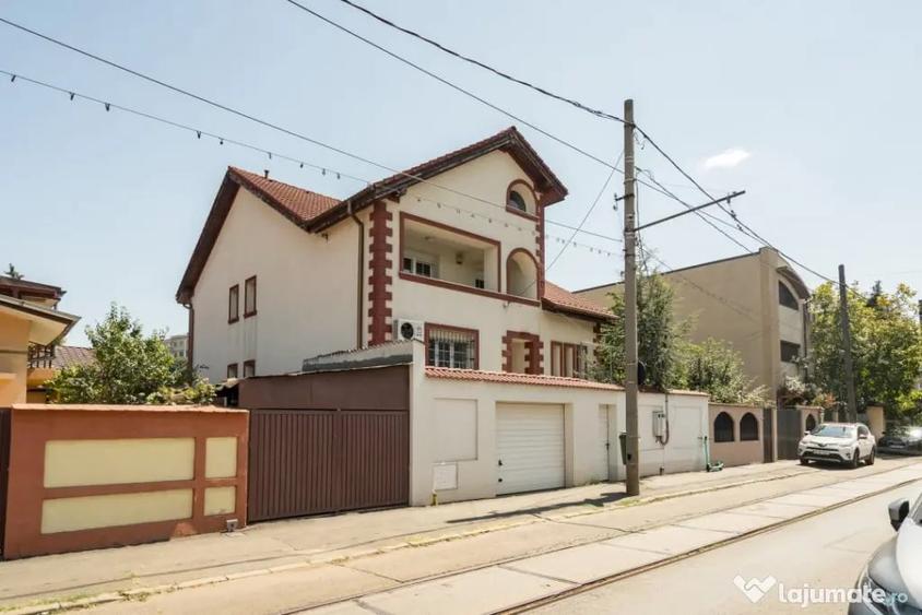 Casă cu 7 camere cu Teren 280 Mp în 1 Mai
