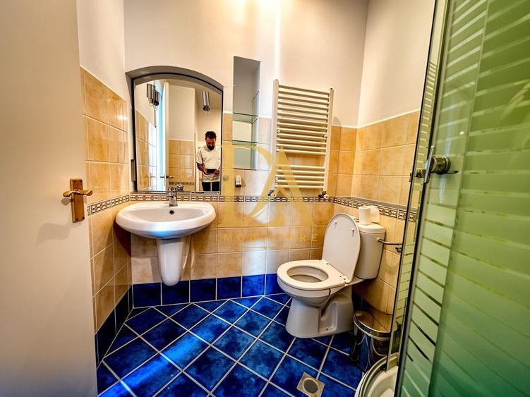 Casă cu 7 camere cu Canalizare în Central
