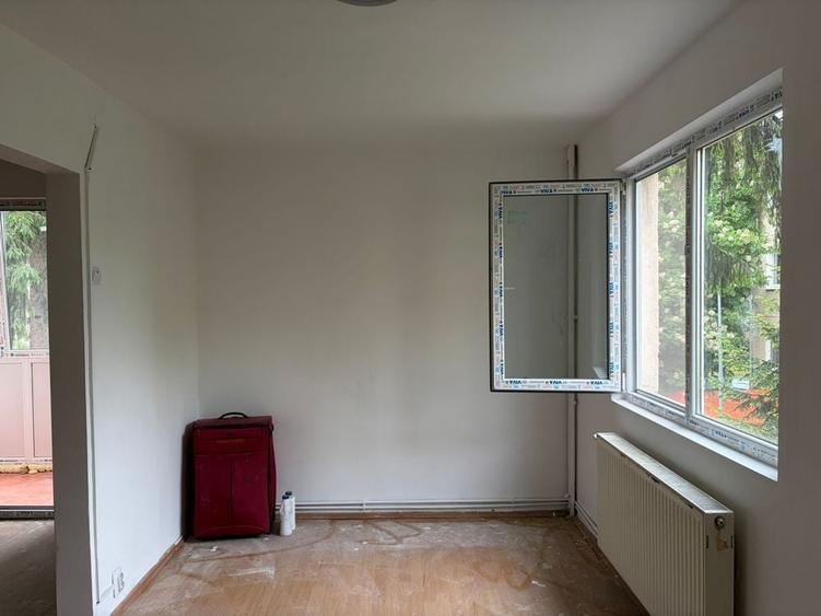 Apartament cu 3 camere semidecomandat în Dâmbu Pietros