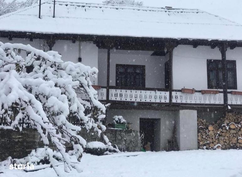 Casă cu 6 camere cu Teren 20000 Mp în Hangu
