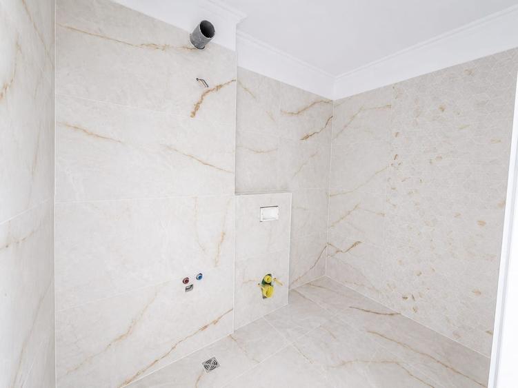 Apartament cu 4 camere semidecomandat în Florești