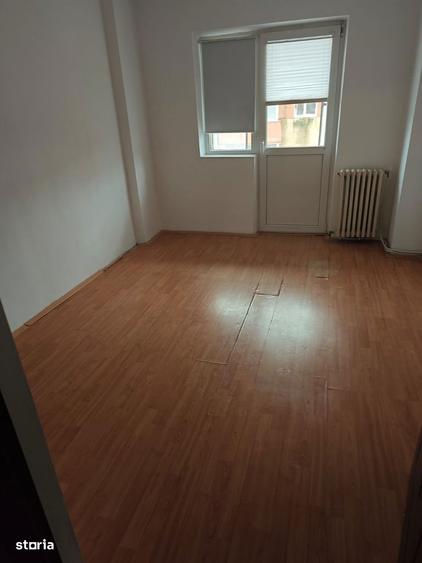 Apartament cu 3 camere decomandat în Cetate