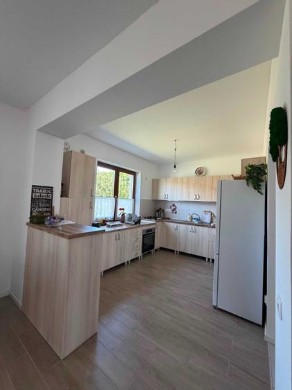 Casă cu 3 camere decomandat în Aiton