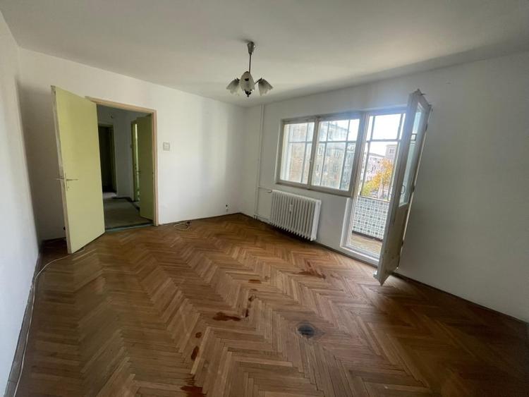 Apartament cu 3 camere semidecomandat în Valea Rosie