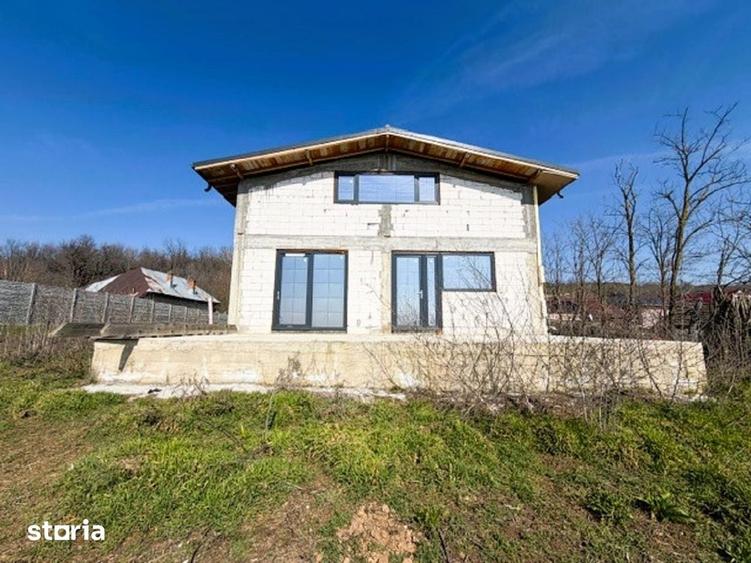 Casă cu 5 camere cu Teren 1490 Mp în Curtișoara