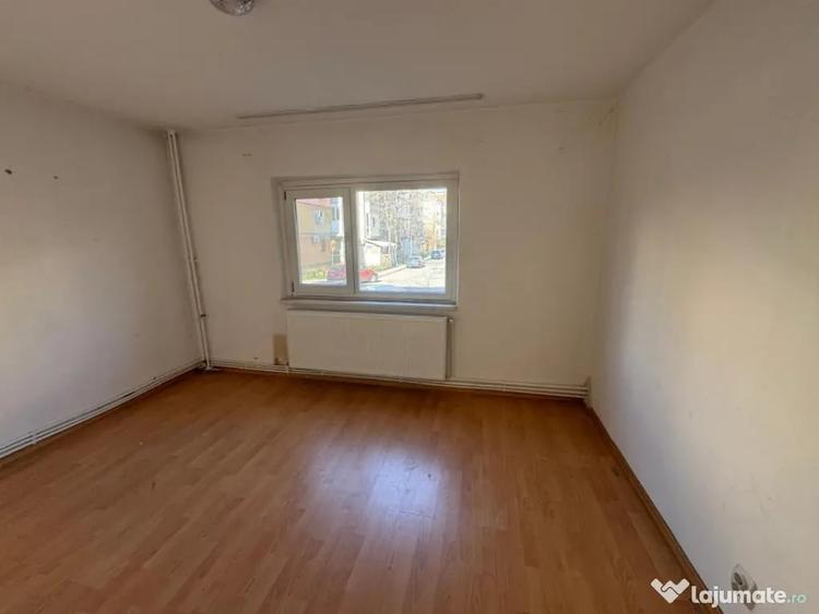Apartament cu 2 camere semidecomandat în Rovine