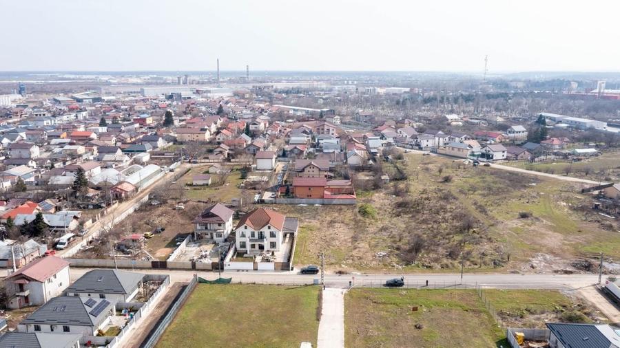 Teren Construcții intravilan de 1833 mp, în Est