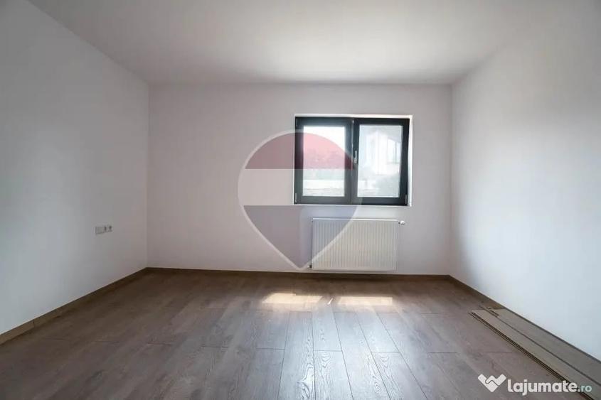 Casă cu 9 camere cu Teren 450 Mp în Cristian