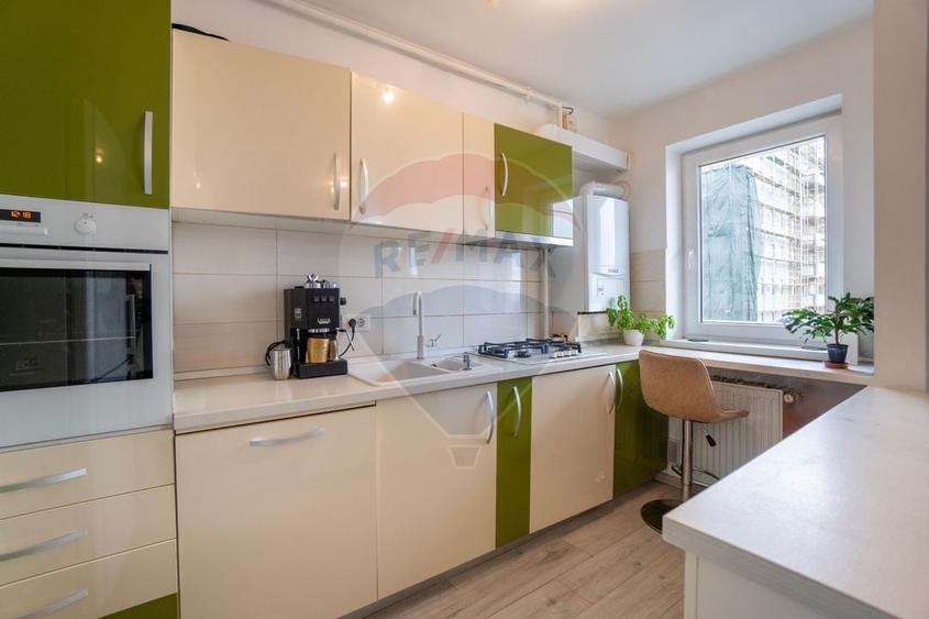 Apartament cu 3 camere decomandat, mobilat în Tractorul