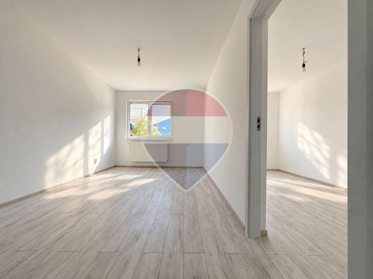 Apartament cu 3 camere semidecomandat în Central
