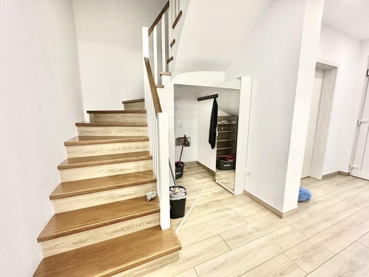 Duplex cu 5 camere cu Canalizare în Moșnița Veche
