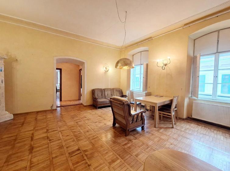 Apartament cu 3 camere semidecomandat, mobilat în Central